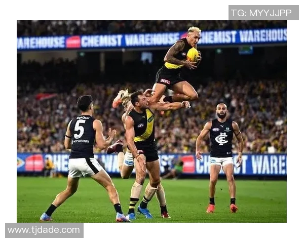 足球球星裸照背后的故事与不为人知的运动员生活真相揭秘