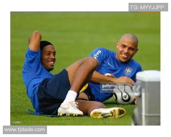 足球小罗传奇瞬间壁画墙，感受足球艺术与激情碰撞的震撼魅力