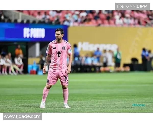 足球巨星经典标志性动作解析：从梅西弯刀到C罗空中飞人完美展现