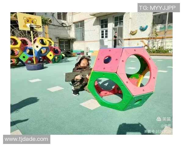 迷你版足球球星可爱化身 展现球场英姿与童真魅力